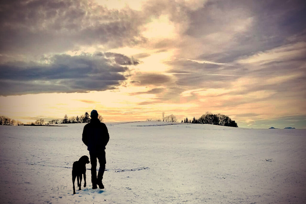 Entspannter Spaziergang Hundetrainer mit Hund